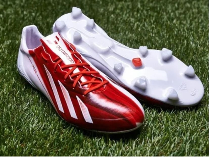 Adidas dành tặng Firmino đôi giày đá bóng đặc biệt chuẩn bị cho trận đấu cuối cùng của Liverpool